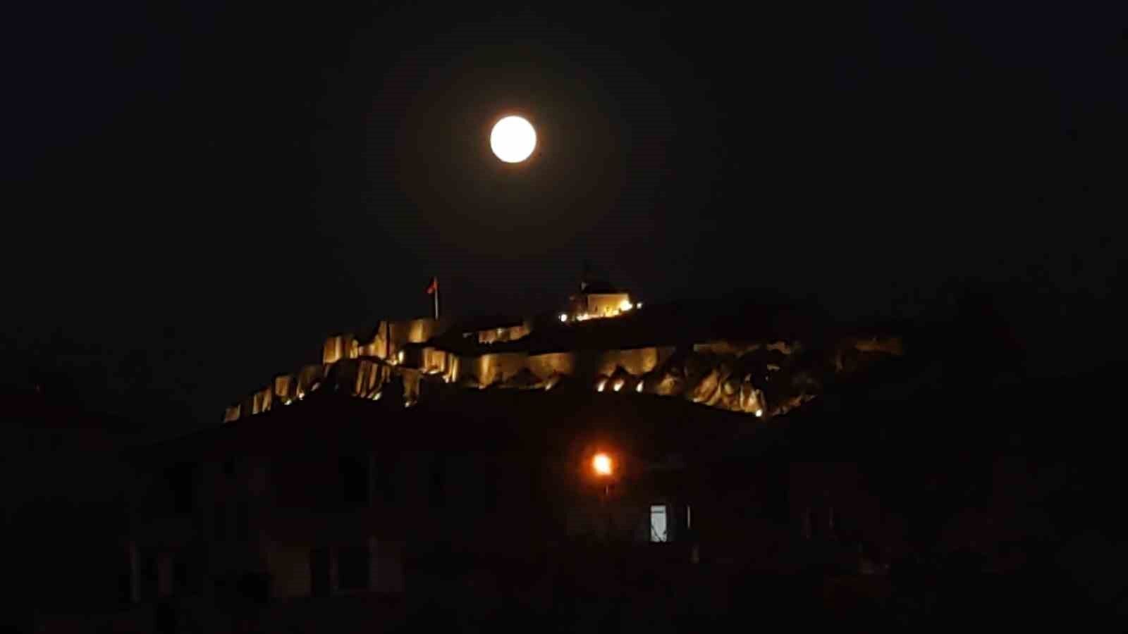 Dolunay, Van Kalesi’yle buluştu