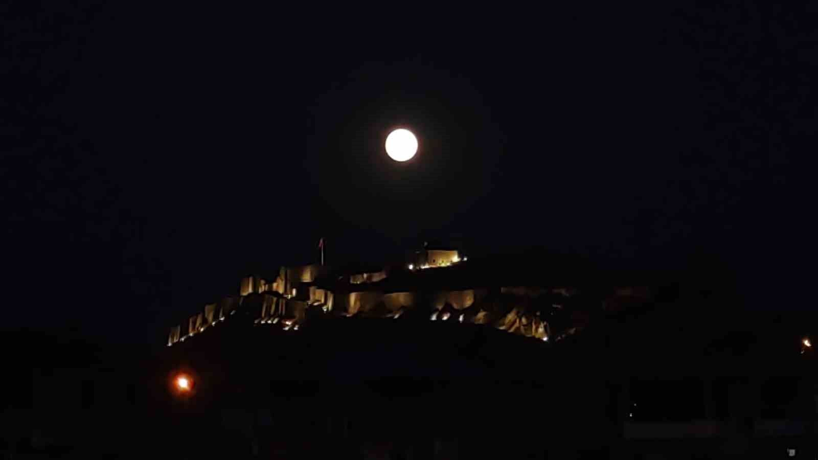 Dolunay, Van Kalesi’yle buluştu