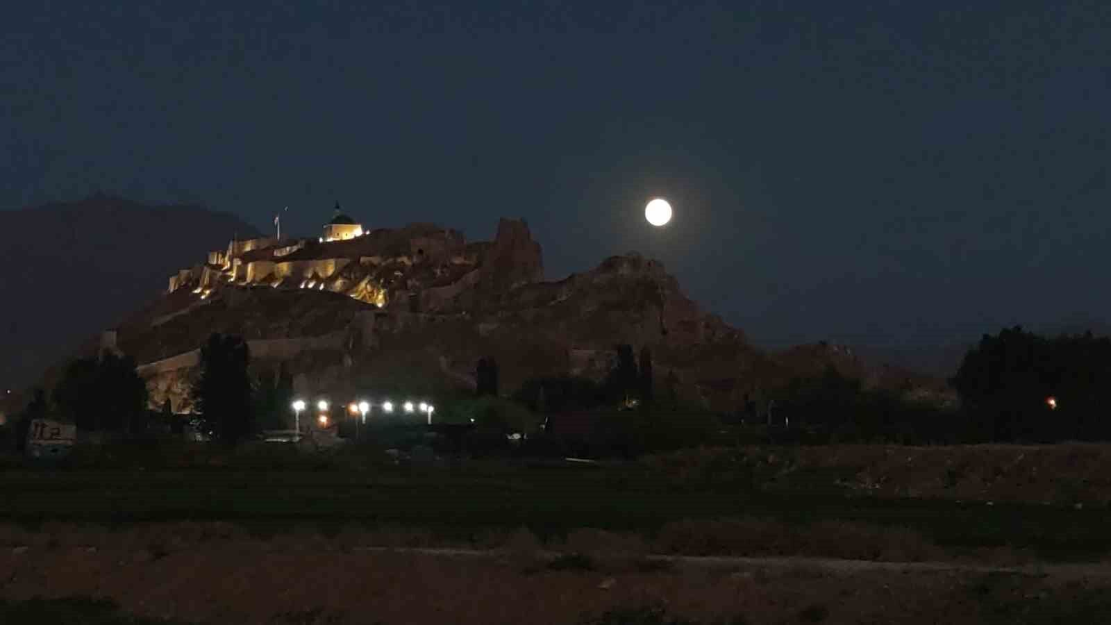 Dolunay, Van Kalesi’yle buluştu