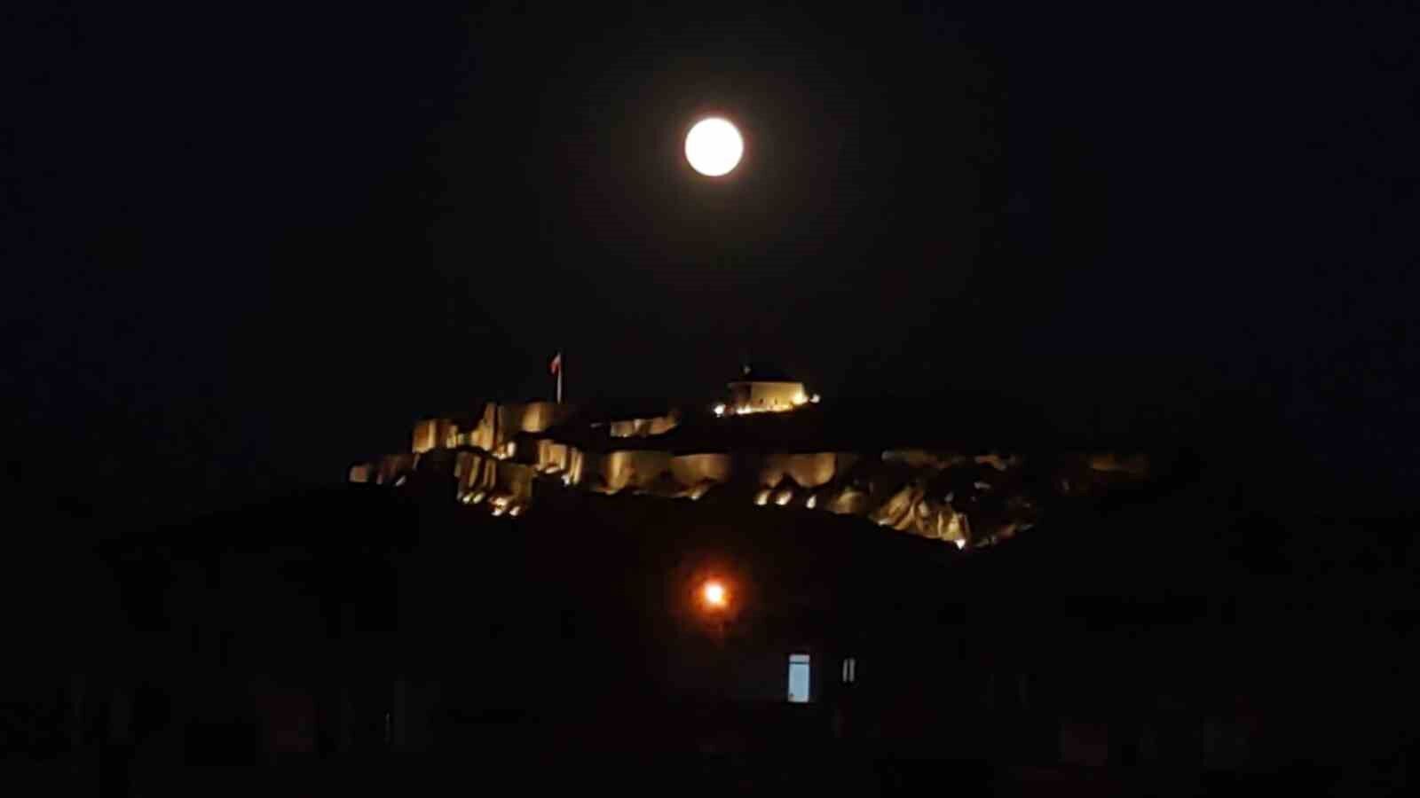 Dolunay, Van Kalesi’yle buluştu