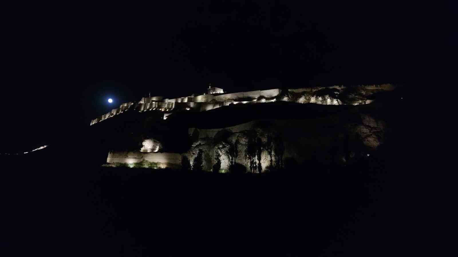 Dolunay, Van Kalesi’yle buluştu