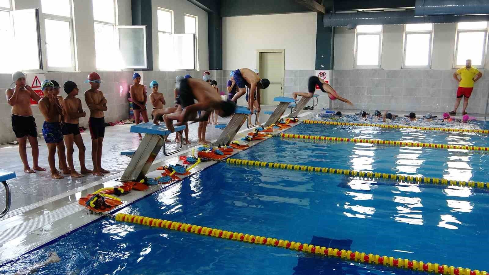 Yüzme havuzu ile hem yarışmalara hazırlanıyorlar hem serinliyorlar