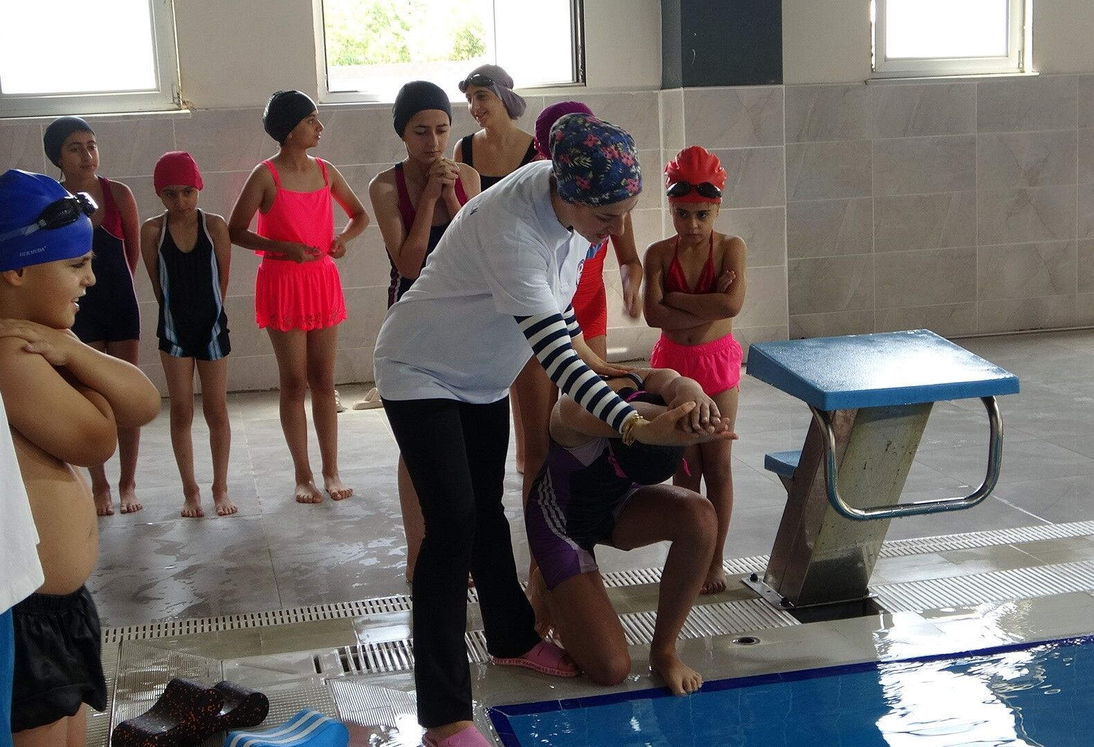 Yüzme havuzu ile hem yarışmalara hazırlanıyorlar hem serinliyorlar