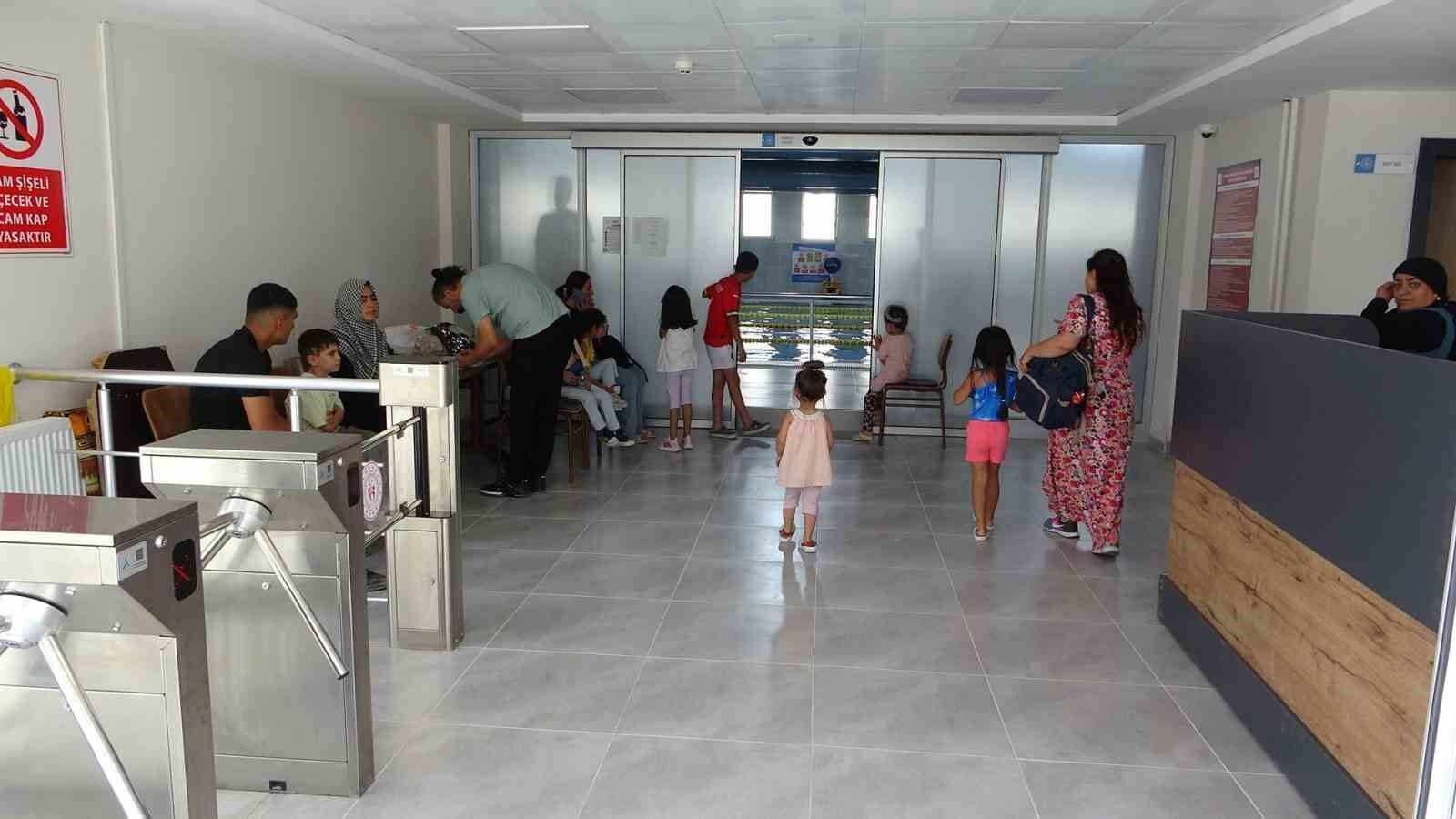 Yüzme havuzu ile hem yarışmalara hazırlanıyorlar hem serinliyorlar