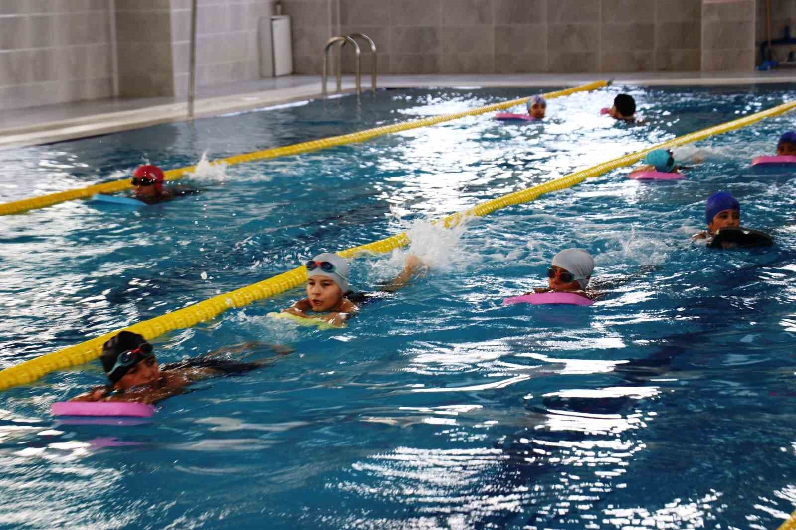 Yüzme havuzu ile hem yarışmalara hazırlanıyorlar hem serinliyorlar