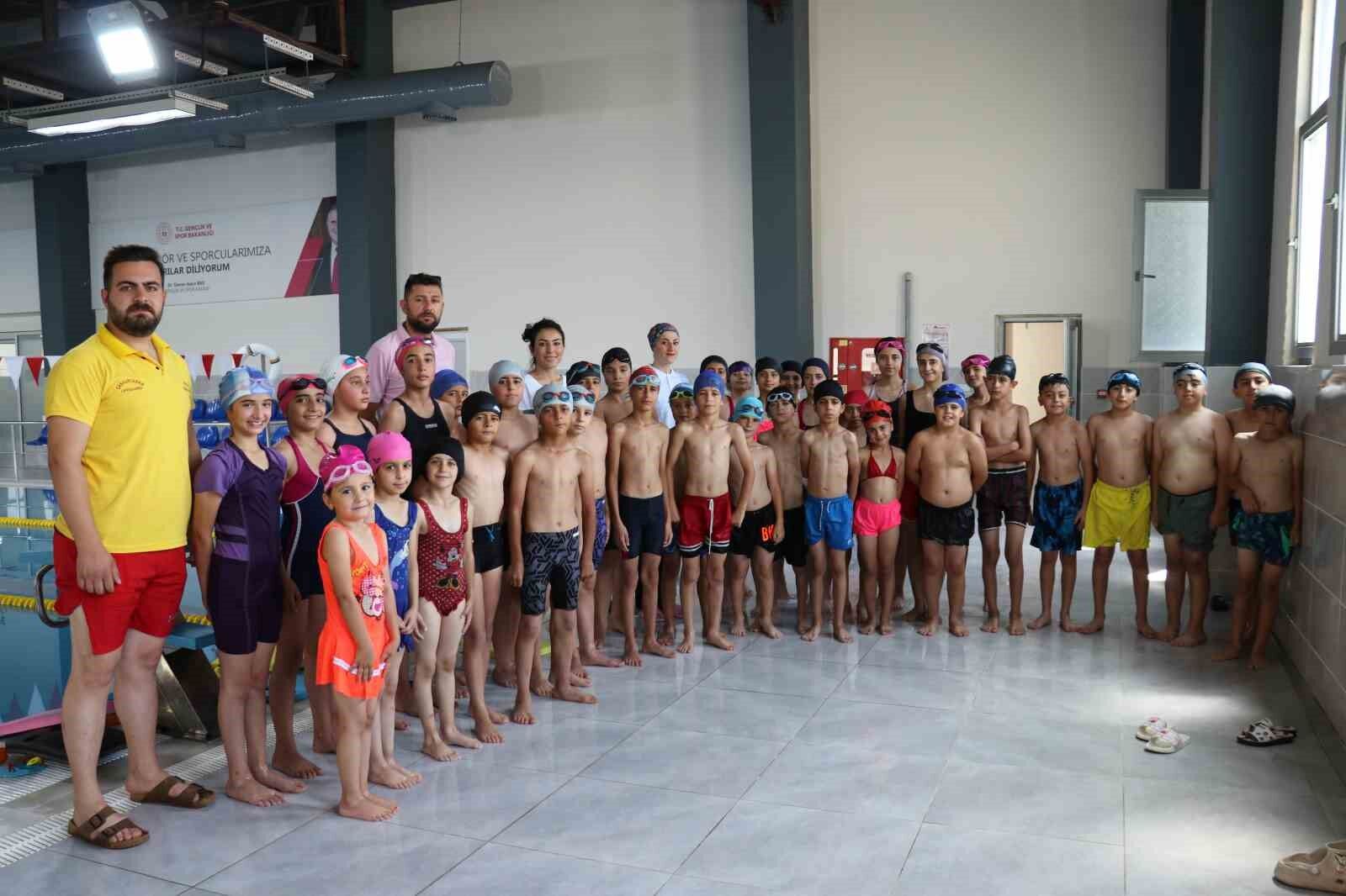 Yüzme havuzu ile hem yarışmalara hazırlanıyorlar hem serinliyorlar