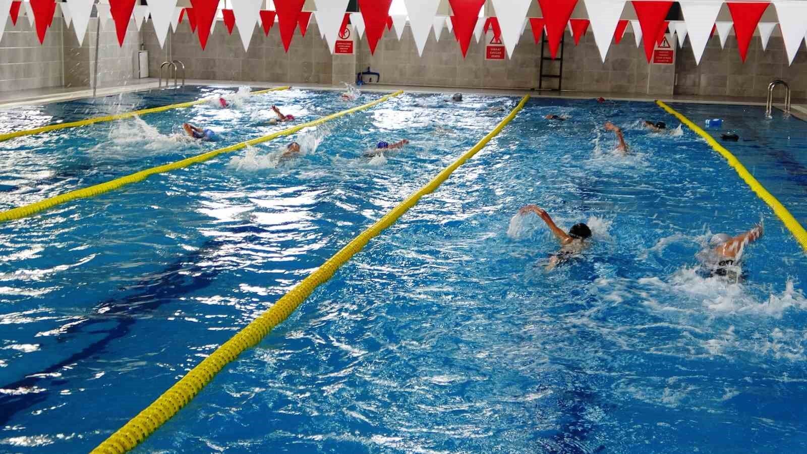 Yüzme havuzu ile hem yarışmalara hazırlanıyorlar hem serinliyorlar