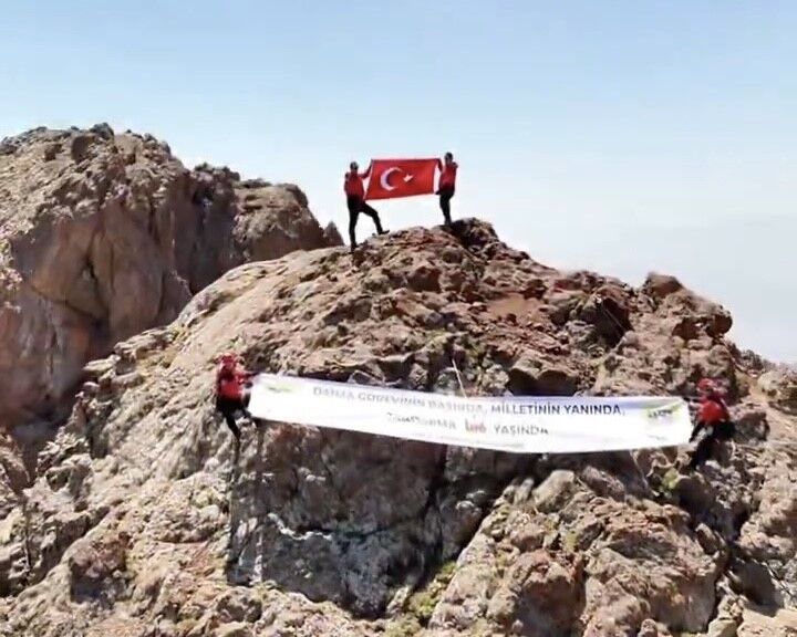 Van’da JAK ekipleri Erek Dağı zirvesinde Türk bayrağını dalgalandırdı