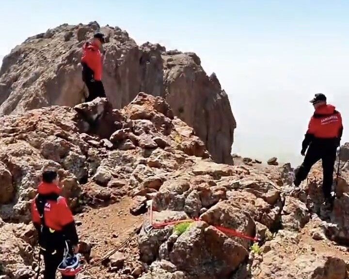 Van’da JAK ekipleri Erek Dağı zirvesinde Türk bayrağını dalgalandırdı