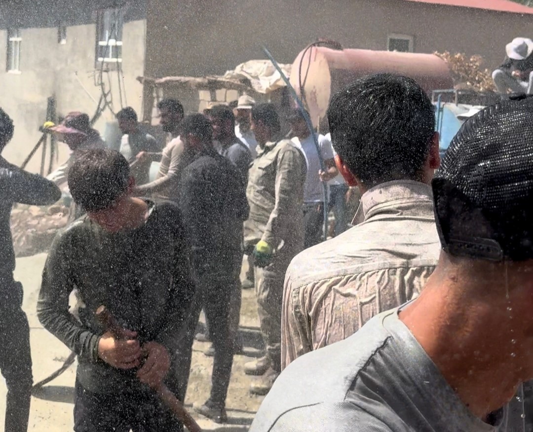 Derecik’te askeri TOMA vatandaşlara su desteği verdi