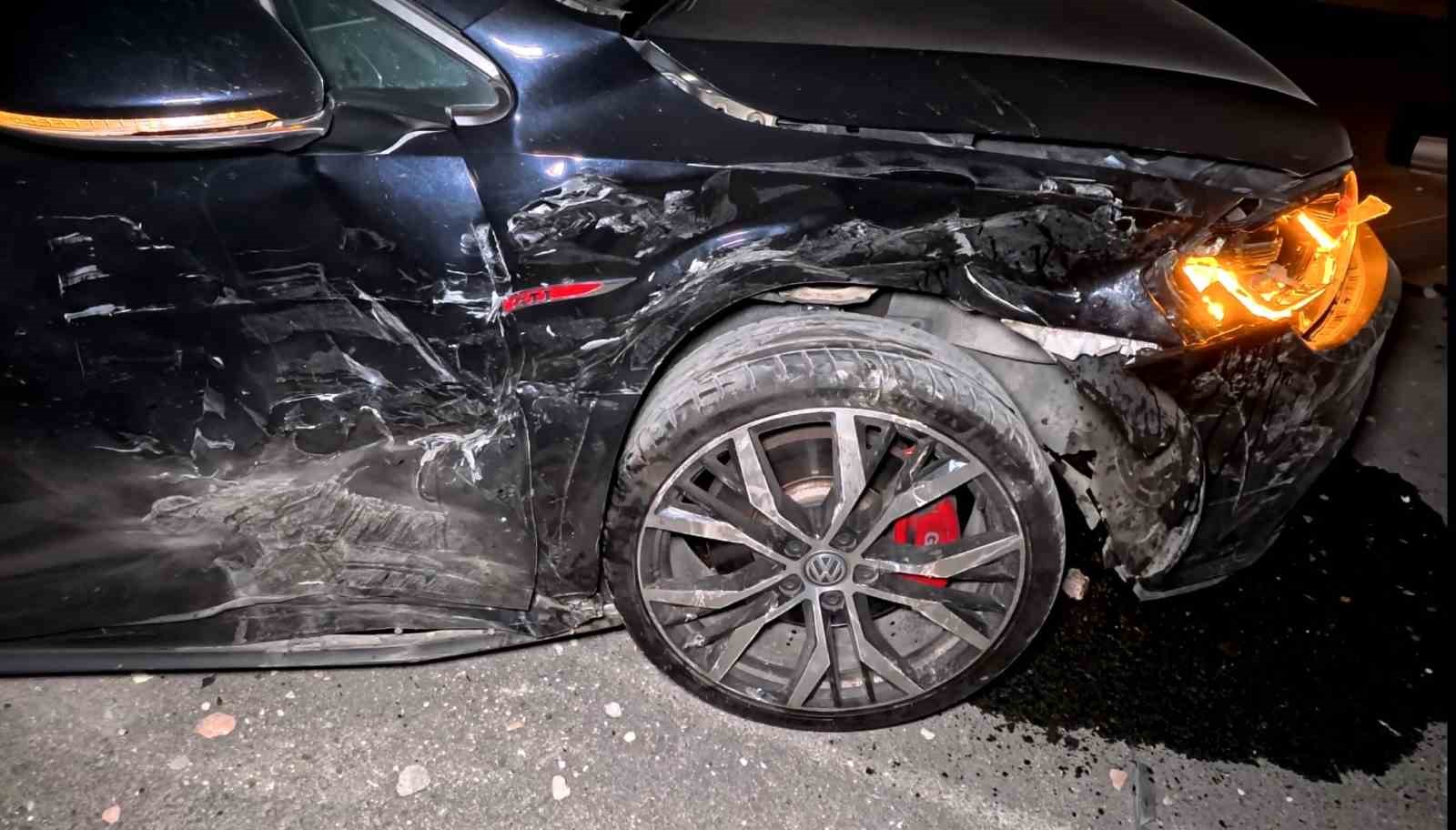 Kavşakta kaza yapan otomobil hurdaya döndü