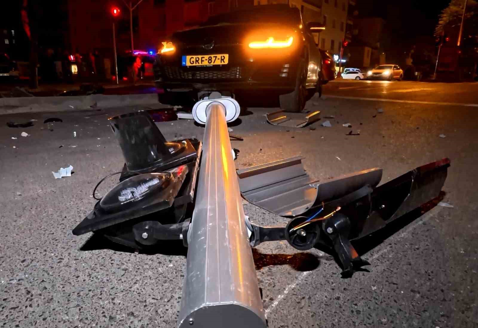 Kavşakta kaza yapan otomobil hurdaya döndü