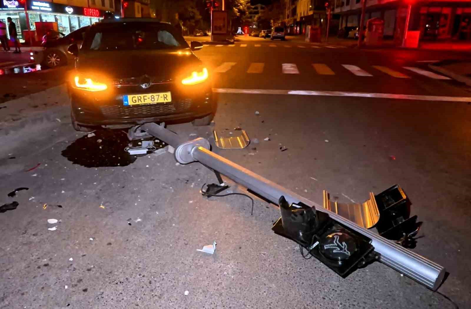 Kavşakta kaza yapan otomobil hurdaya döndü