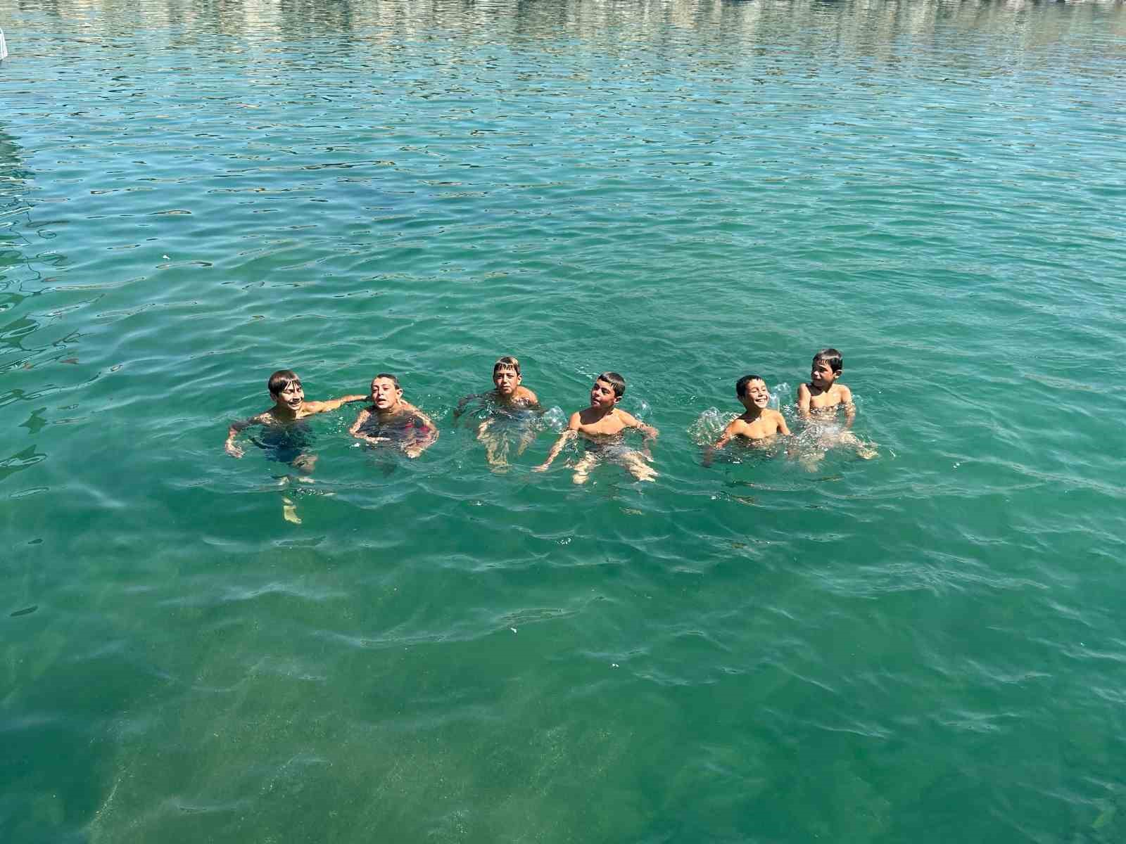 Sodalı Van Gölü çocukların saçlarını sarıya boyuyor