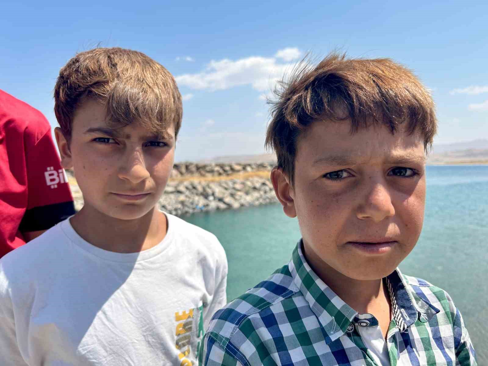 Sodalı Van Gölü çocukların saçlarını sarıya boyuyor