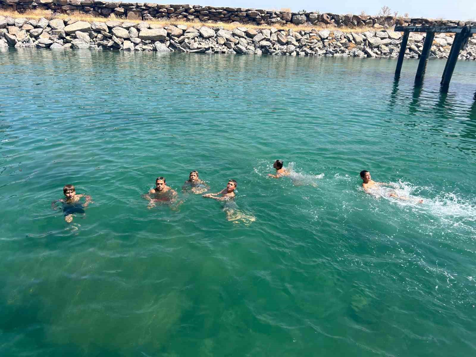 Sodalı Van Gölü çocukların saçlarını sarıya boyuyor