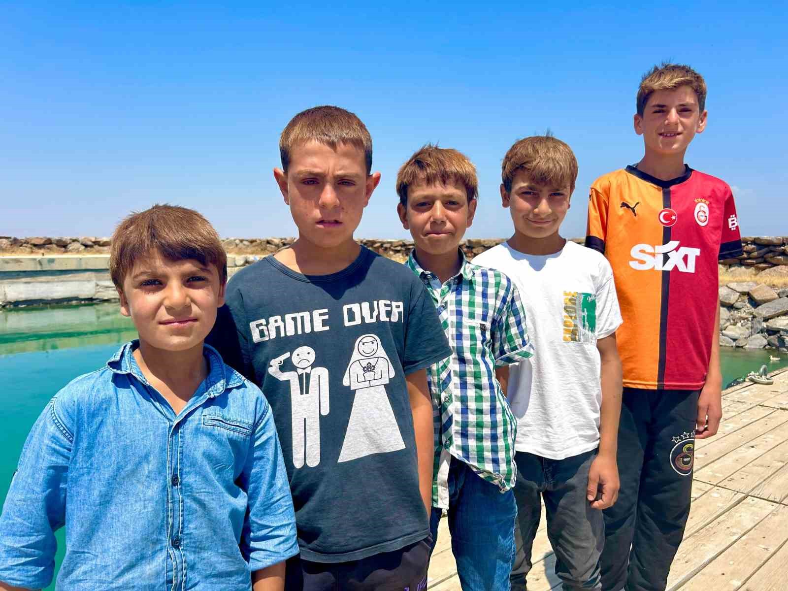 Sodalı Van Gölü çocukların saçlarını sarıya boyuyor