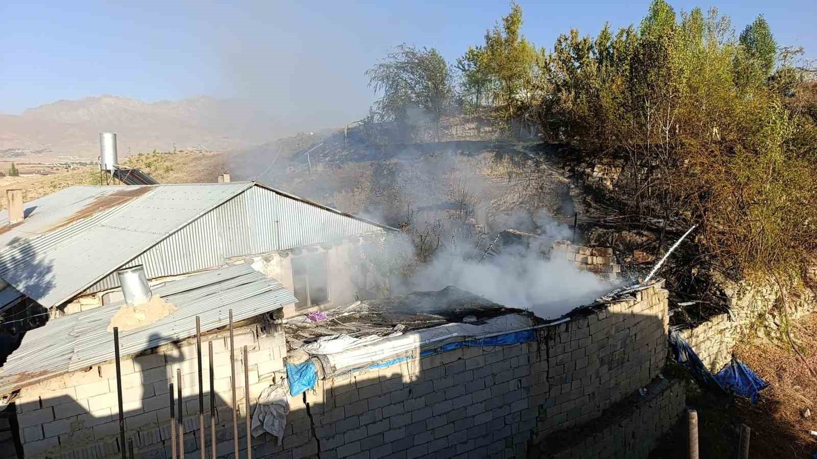 Van’da kömürlük alev alev yandı