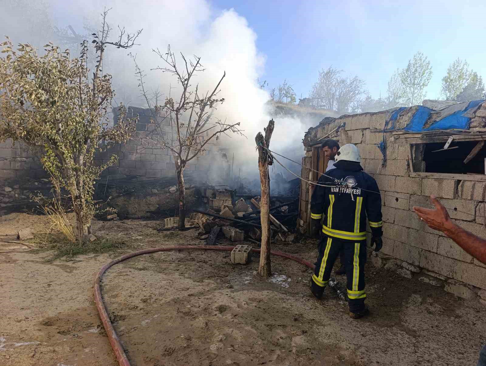 Van’da kömürlük alev alev yandı