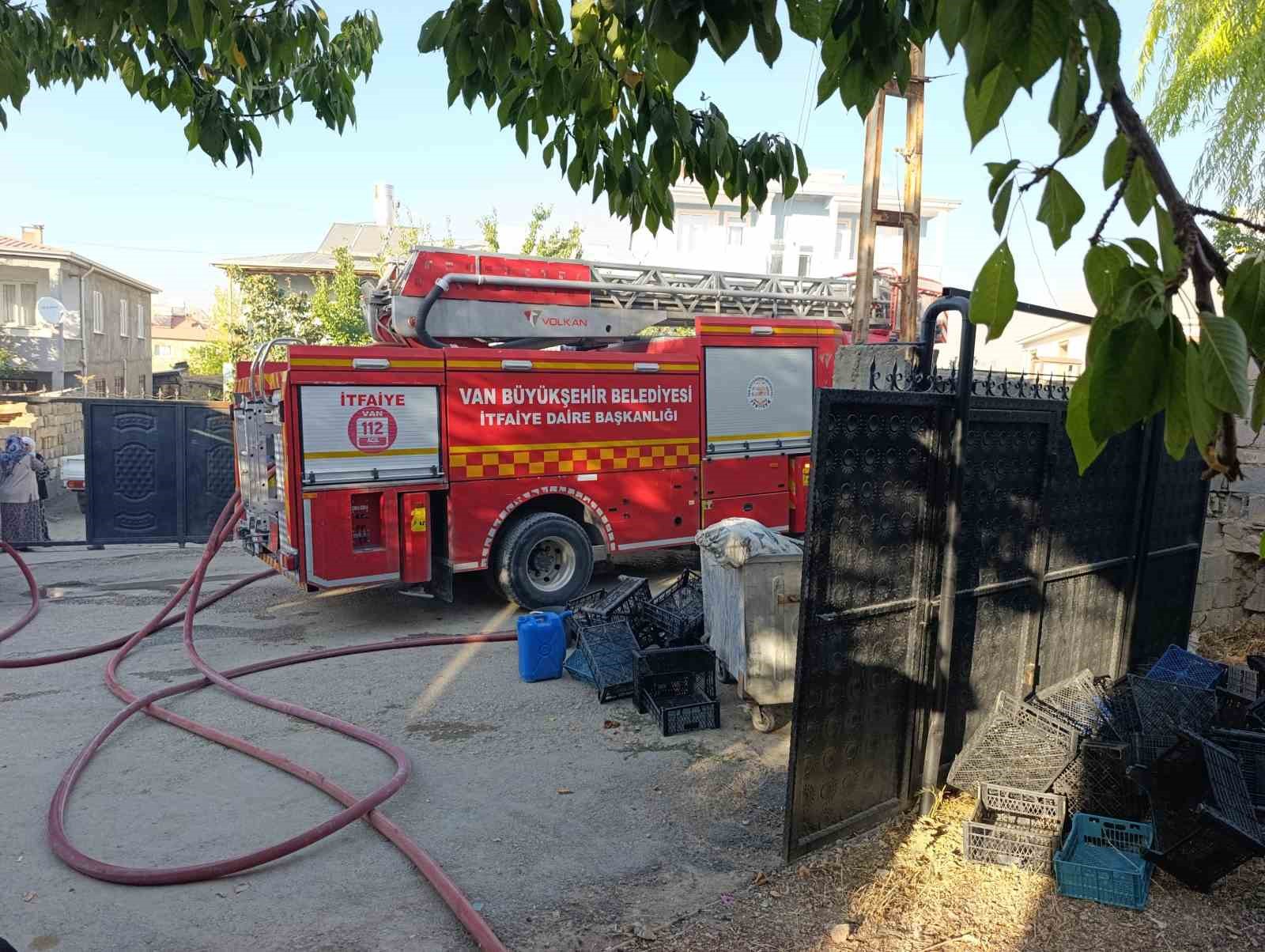 Van’da kömürlük alev alev yandı