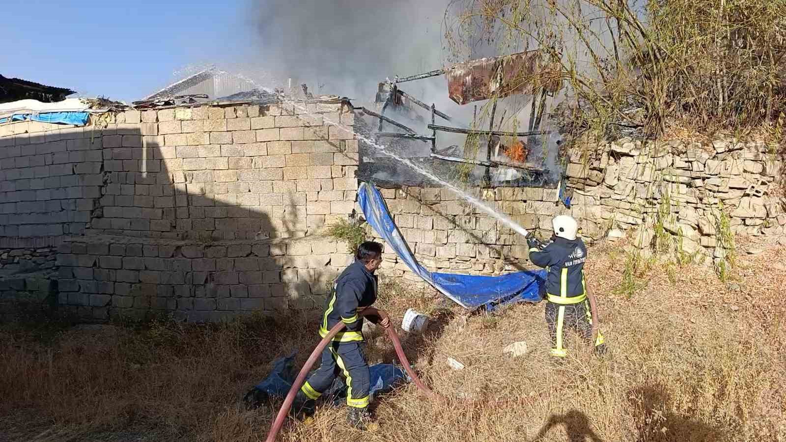 Van’da kömürlük alev alev yandı