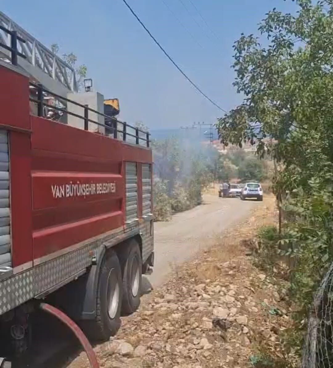 Gevaş’ta bahçe yangını korkuttu