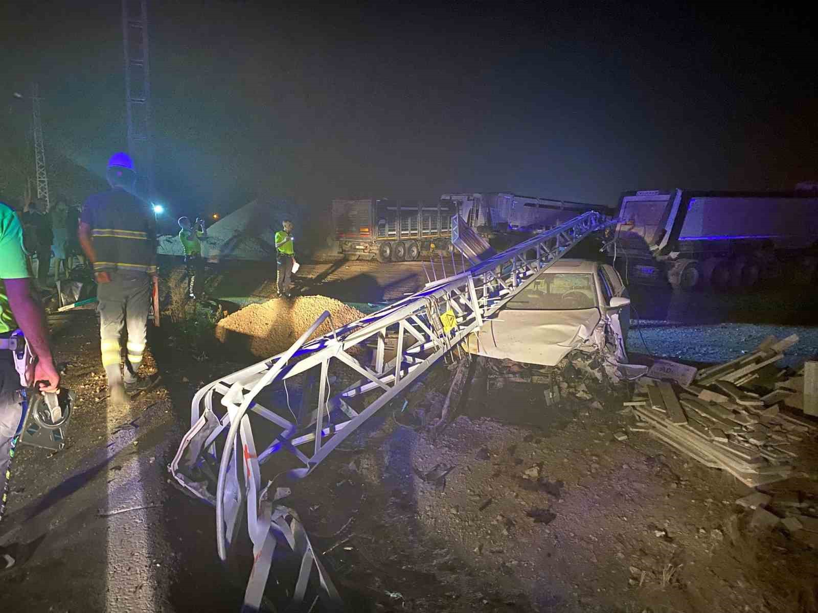 Elektrik direğine çarpan aracın motoru yerinden fırladı