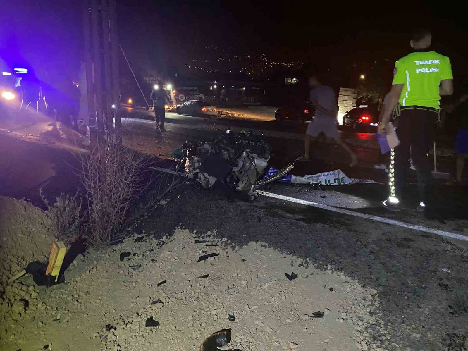 Elektrik direğine çarpan aracın motoru yerinden fırladı