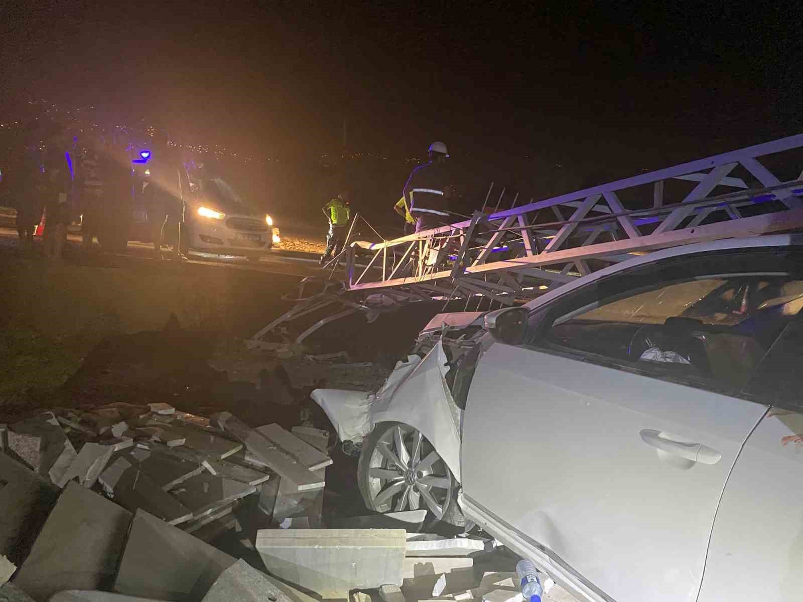 Elektrik direğine çarpan aracın motoru yerinden fırladı