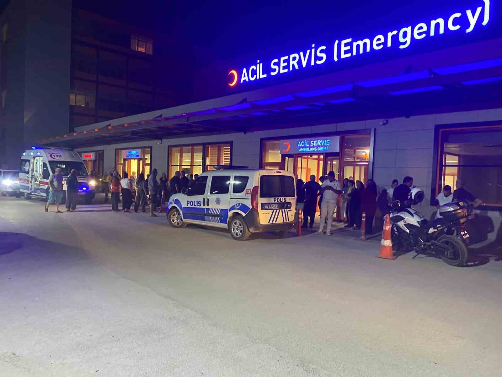 Elektrik direğine çarpan aracın motoru yerinden fırladı