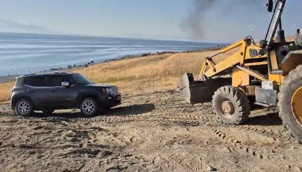 Araçlarıyla yolda kalan piknikçilerin yardımına muhtar koştu