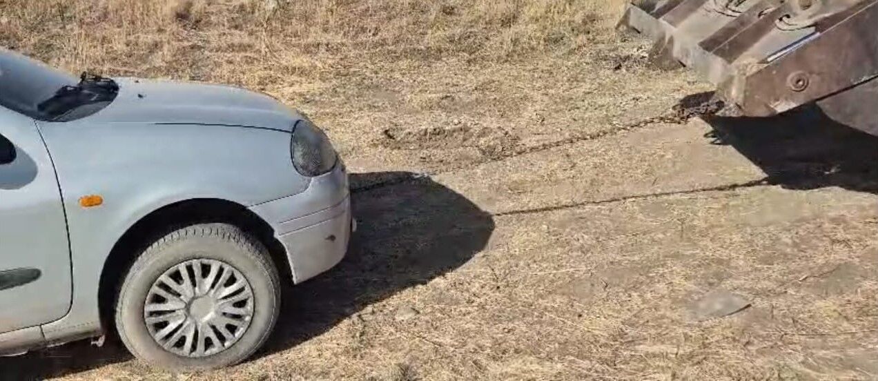 Araçlarıyla yolda kalan piknikçilerin yardımına muhtar koştu