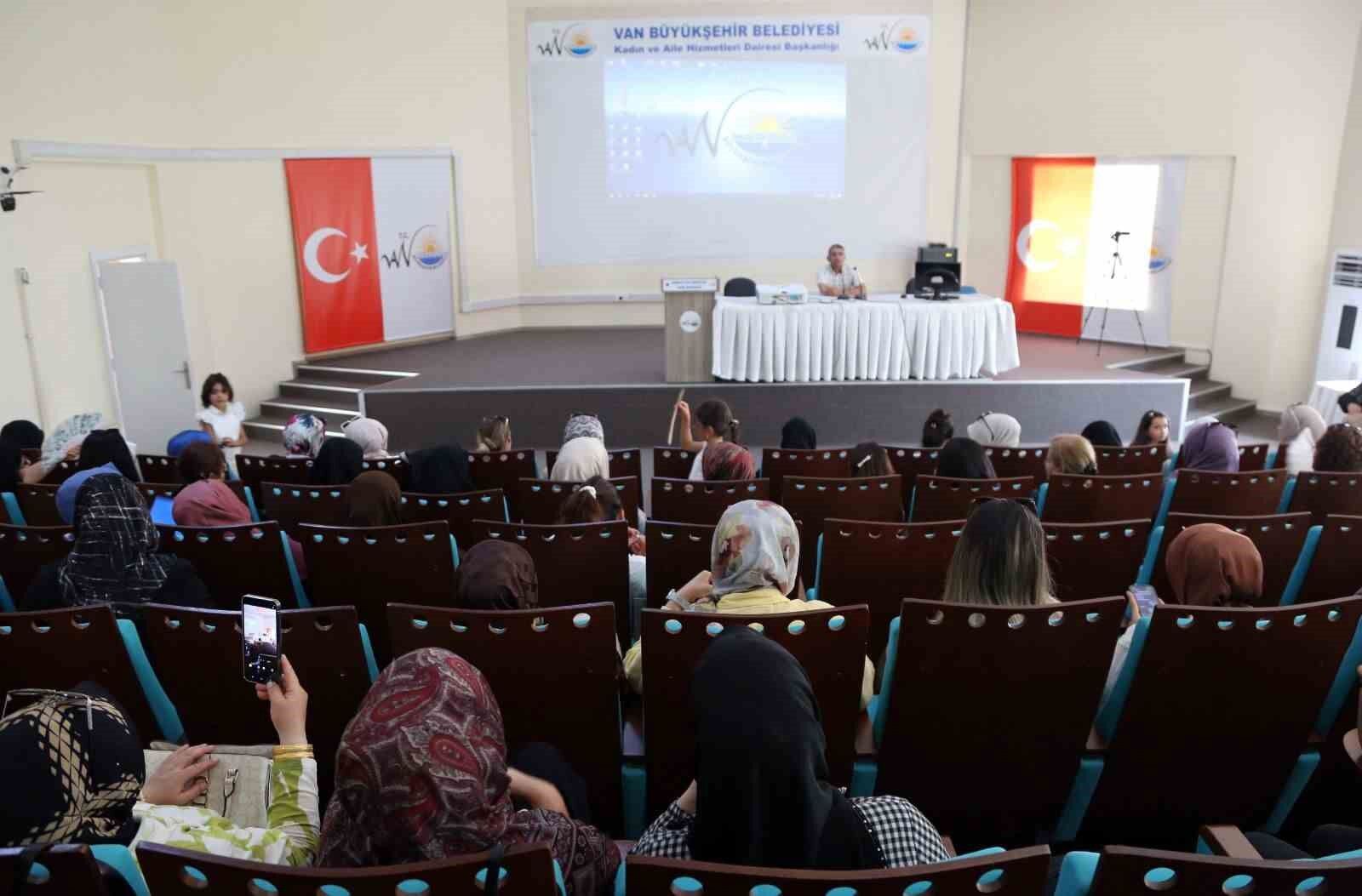 Van Büyükşehir Belediyesinden ADEM personellerine yönelik ’iş ahlakı’ semineri