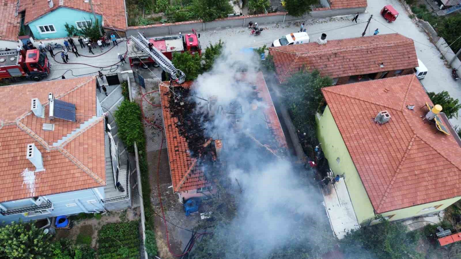 Tandırda yakılan ateş evi küle çeviriyordu