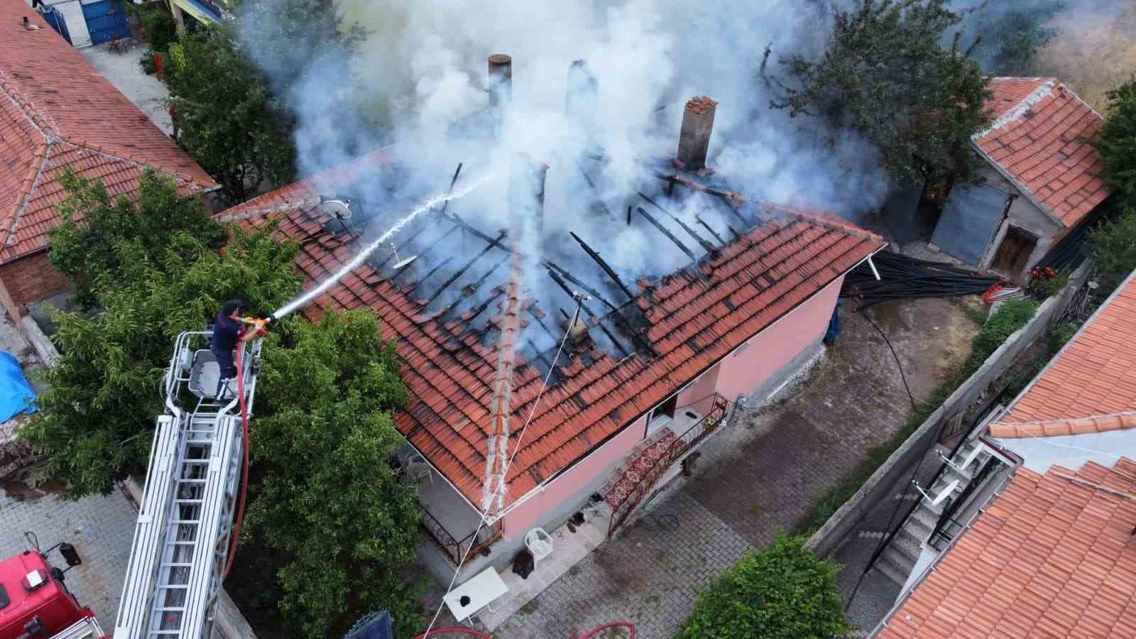 Tandırda yakılan ateş evi küle çeviriyordu
