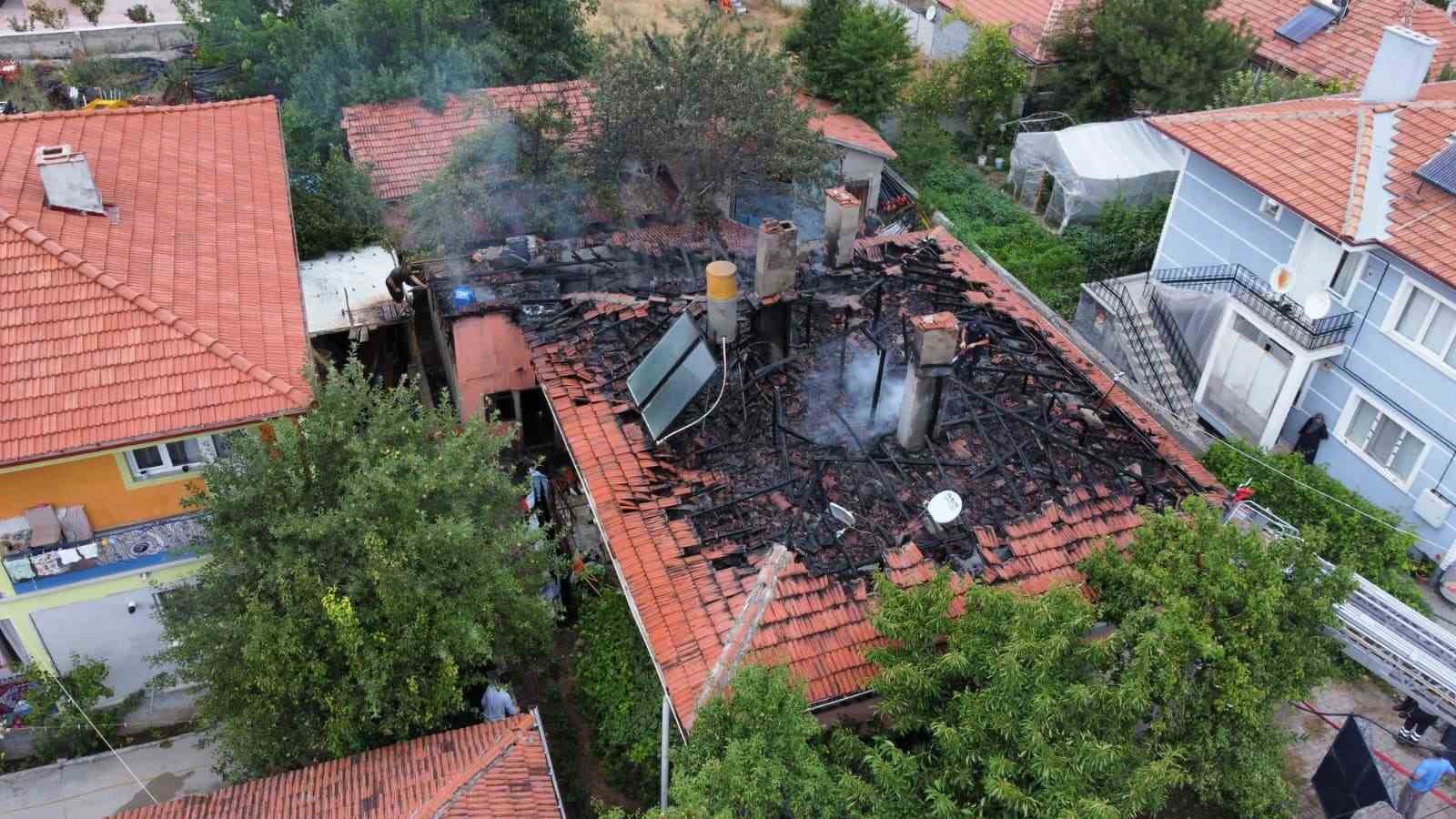 Tandırda yakılan ateş evi küle çeviriyordu