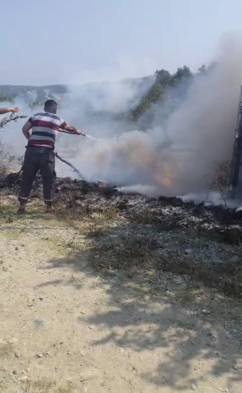 Hatay’da sıcaktan kopan elektrik teli yangına neden oldu