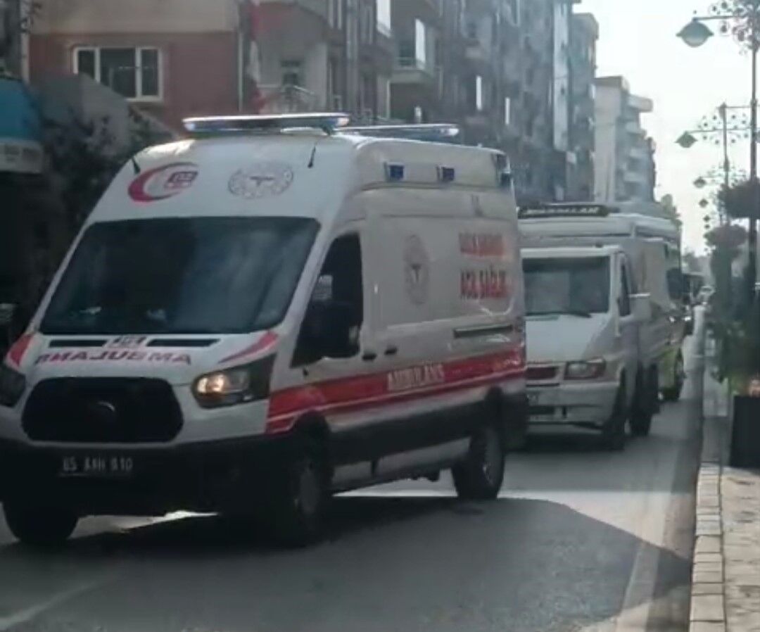 Aracı içinde bayılan sürücü hastaneye kaldırıldı