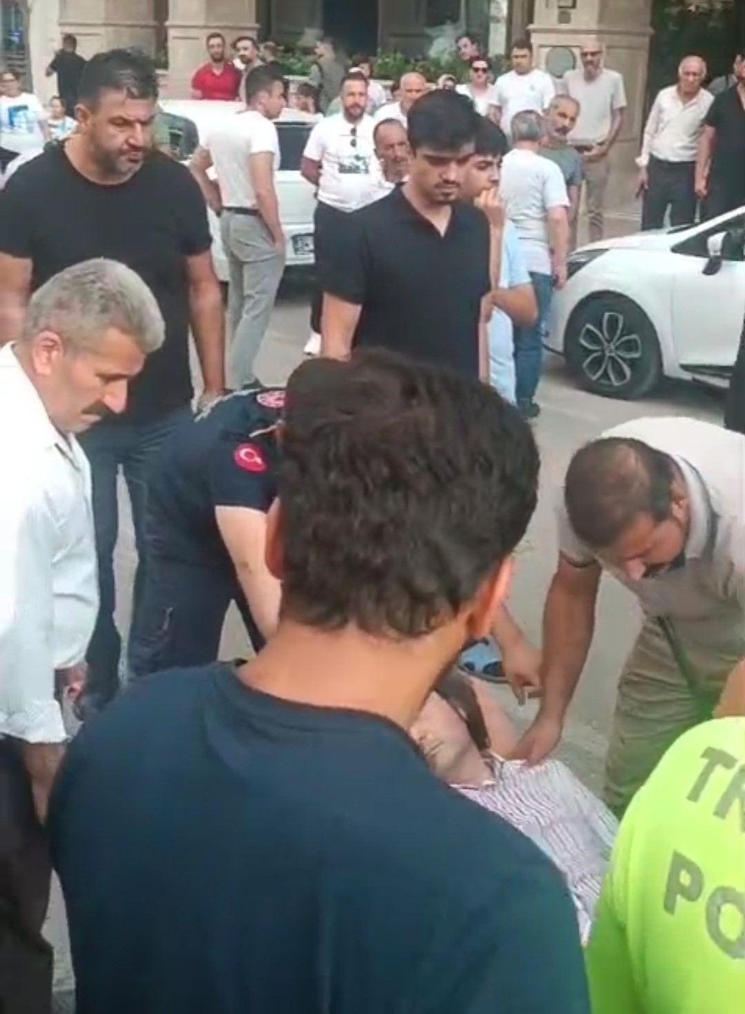 Aracı içinde bayılan sürücü hastaneye kaldırıldı