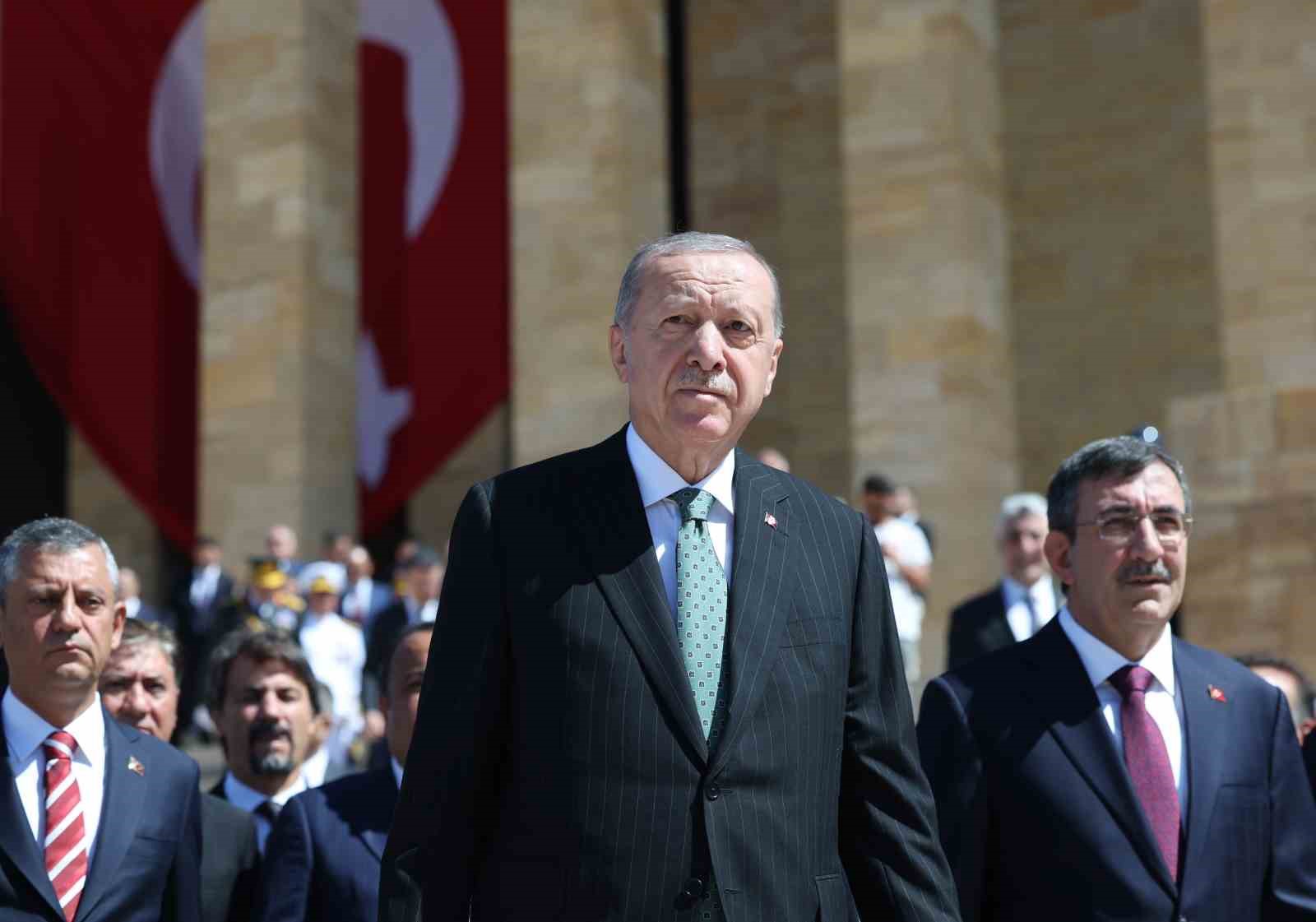 Cumhurbaşkanı Erdoğan başkanlığındaki devlet erkanı, Anıtkabir’i ziyaret etti