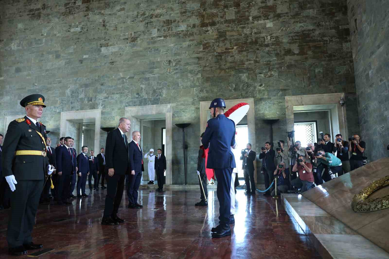 Cumhurbaşkanı Erdoğan başkanlığındaki devlet erkanı, Anıtkabir’i ziyaret etti