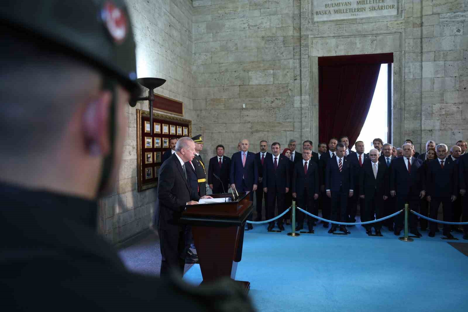 Cumhurbaşkanı Erdoğan başkanlığındaki devlet erkanı, Anıtkabir’i ziyaret etti