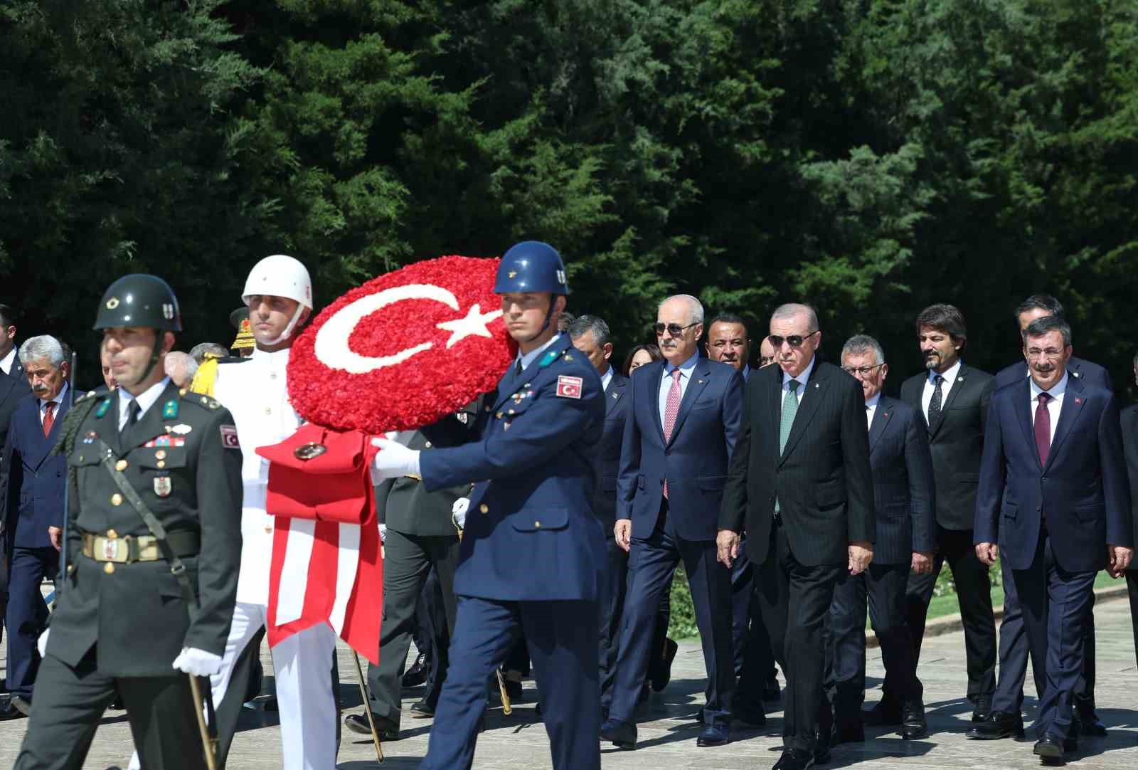 Cumhurbaşkanı Erdoğan başkanlığındaki devlet erkanı, Anıtkabir’i ziyaret etti