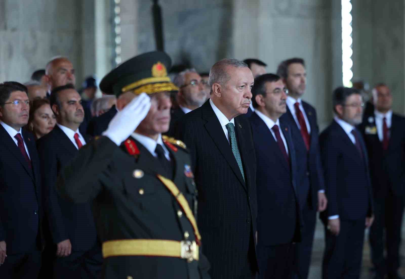 Cumhurbaşkanı Erdoğan başkanlığındaki devlet erkanı, Anıtkabir’i ziyaret etti