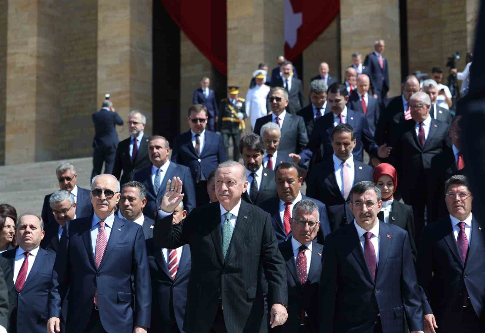 Cumhurbaşkanı Erdoğan başkanlığındaki devlet erkanı, Anıtkabir’i ziyaret etti