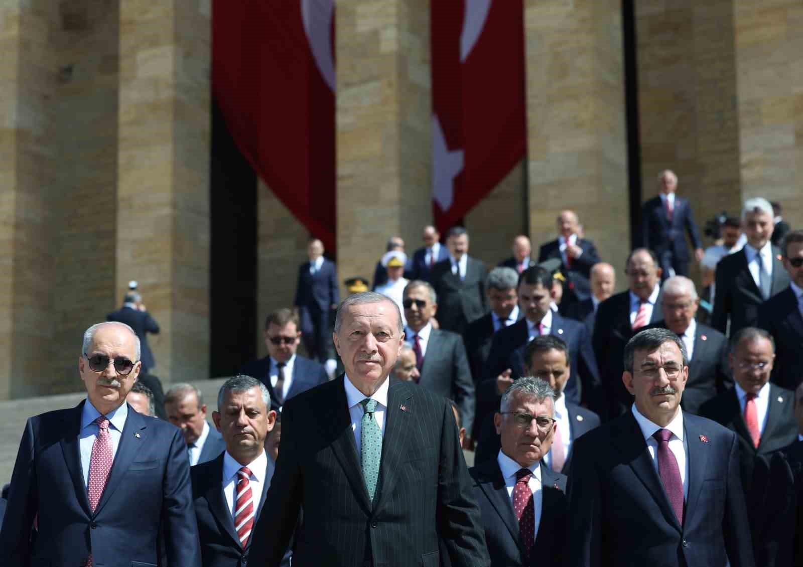 Cumhurbaşkanı Erdoğan başkanlığındaki devlet erkanı, Anıtkabir’i ziyaret etti