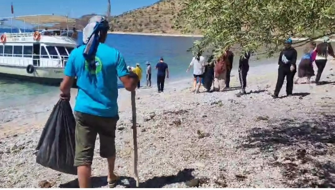 Doğaseverler Van Gölü sahilinde çöp topladı