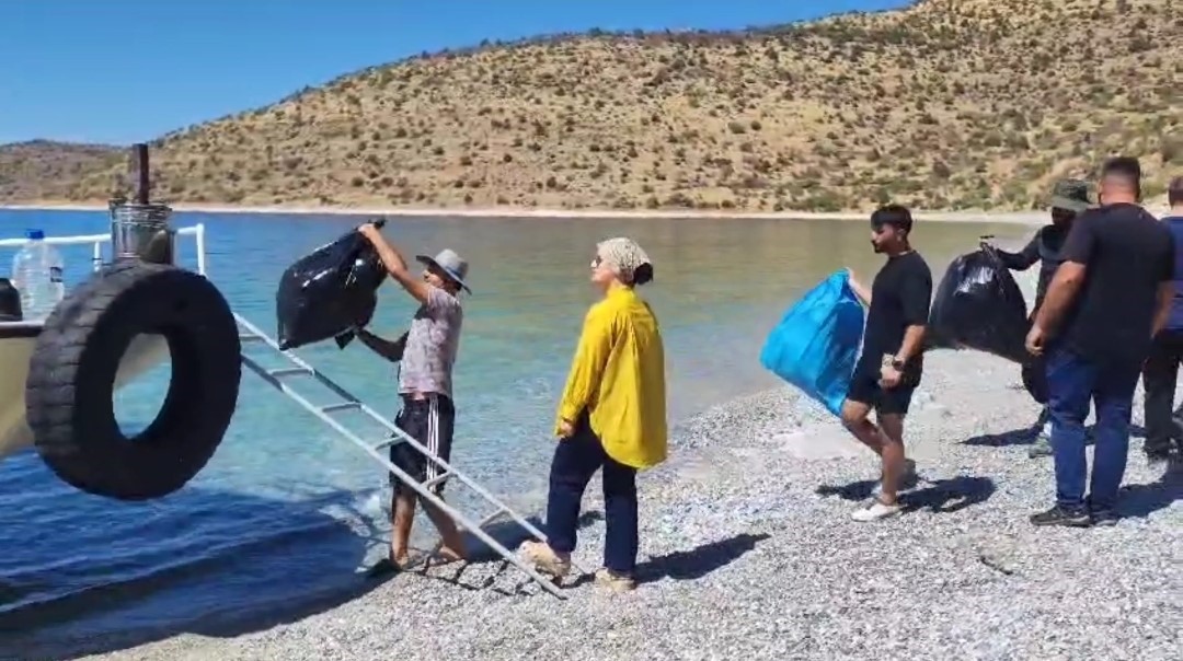 Doğaseverler Van Gölü sahilinde çöp topladı