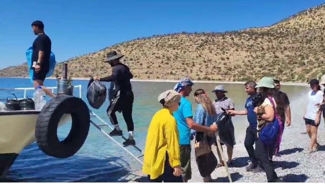 Doğaseverler Van Gölü sahilinde çöp topladı