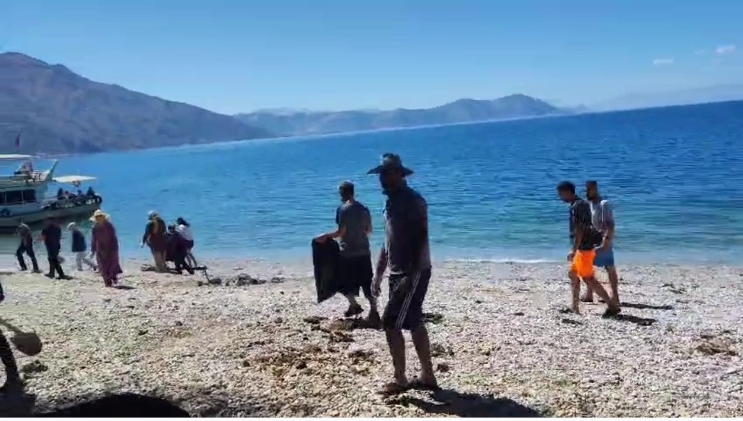 Doğaseverler Van Gölü sahilinde çöp topladı